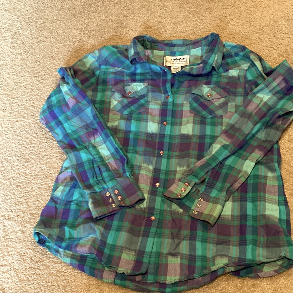Beautiful snap down Western shirt in aqua and purples. Size L.